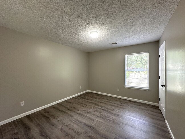 Building Photo - 5 Bedroom, 3 Bath Home Priced to Rent!