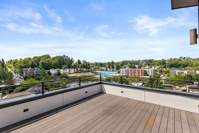 Building Photo - Stunning Columbia City Townhome w/ Views and Air Conditioning