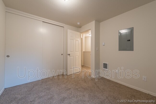 Building Photo - 5011 SW Beaverton Hillsdale Hwy