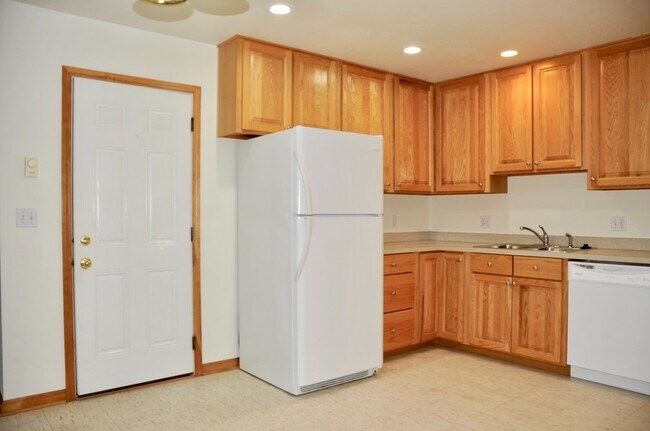 Building Photo - 2 bed 1 bath duplex