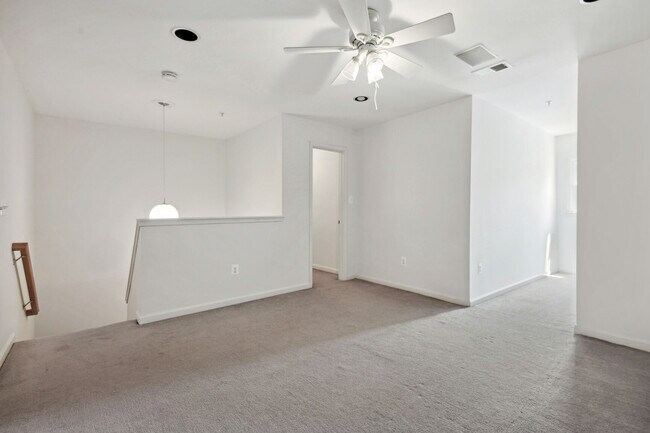 Building Photo - 557 Longhorn Crescent