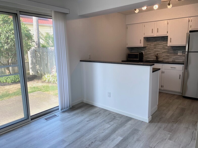 Kitchen (Eating Area) - 7187 Hart St