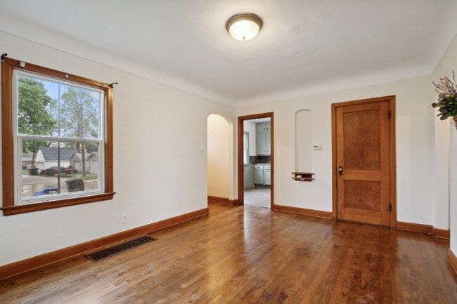Building Photo - 413 16th Ave SW