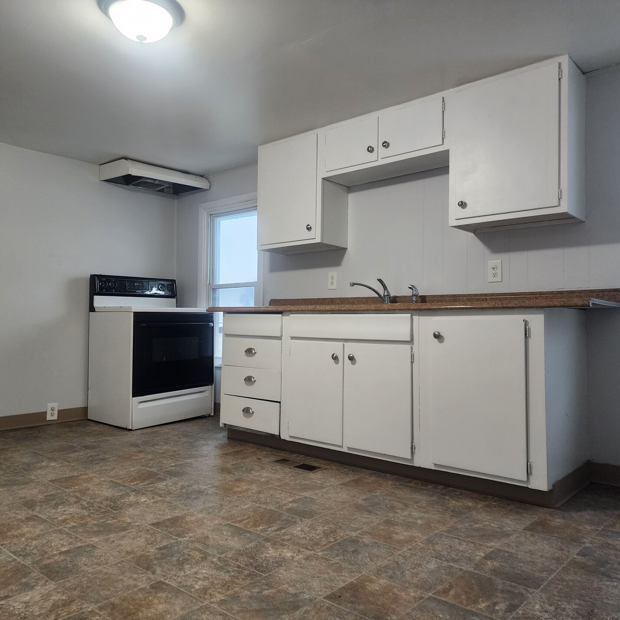 Kitchen (appliances negotiable) - 396 Norton St