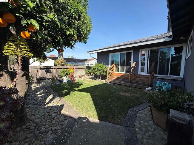 Building Photo - 1004 Almond St