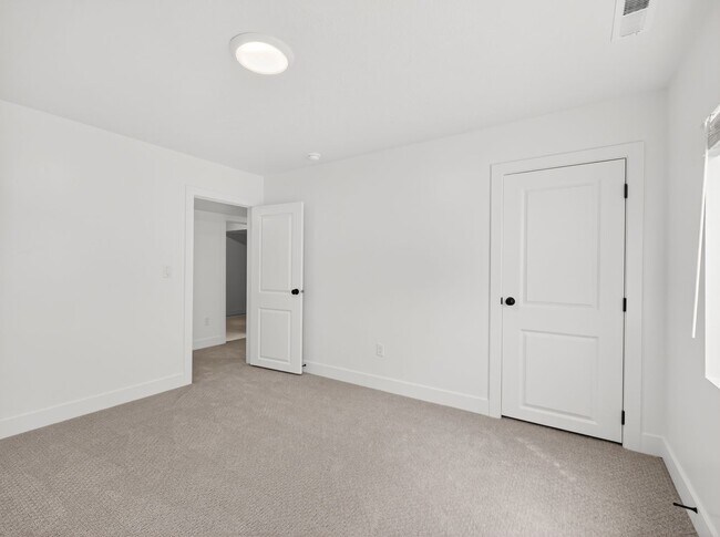 Building Photo - 3 Bed / 3.5 Bath Townhome in Mapleton – Modern, Spacious & Well-Located