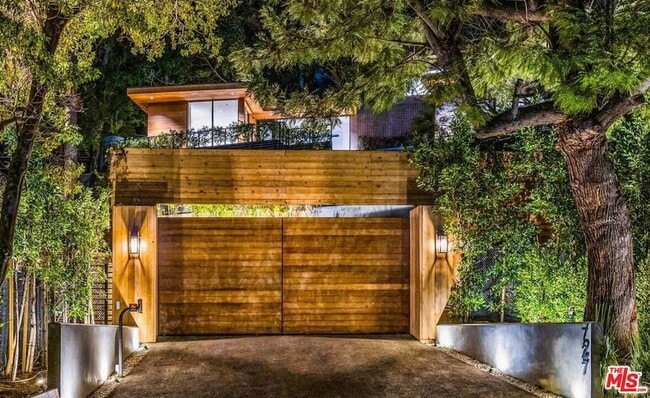 Building Photo - 727 N Beverly Glen Blvd