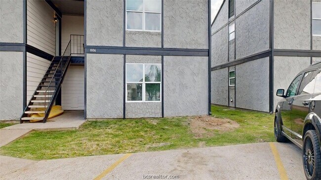 Building Photo - 806 Oran Cir