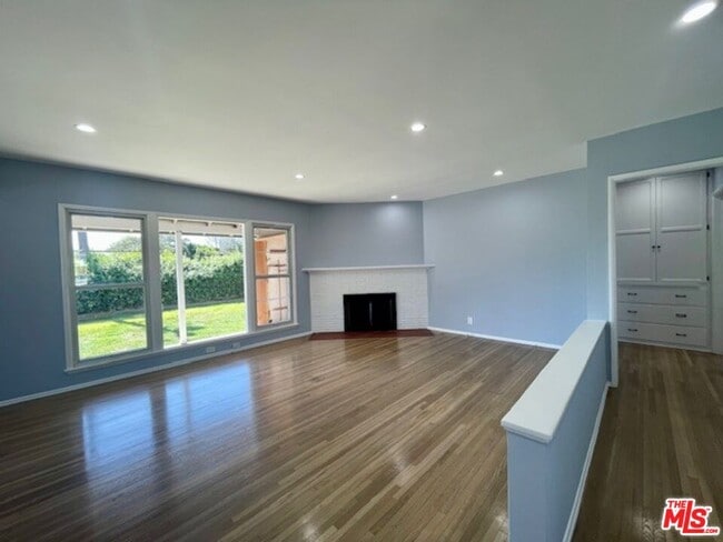 Building Photo - 7330 W 89th St