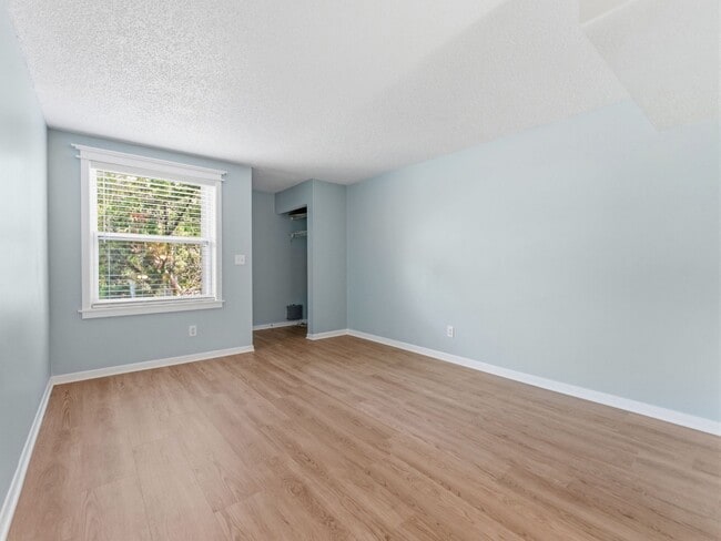 Building Photo - Absolutely stunning executive 2/1.5 townhome in South Tampa