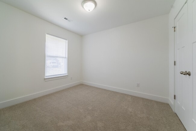 Building Photo - 916 Sparrow Ln