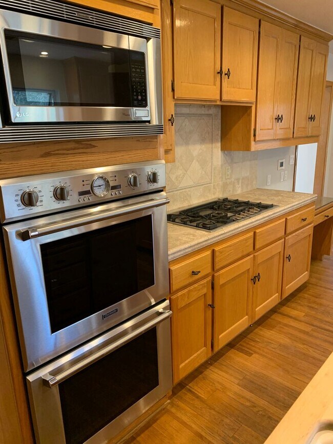 Building Photo - 4 Bedroom 3 Bath Home