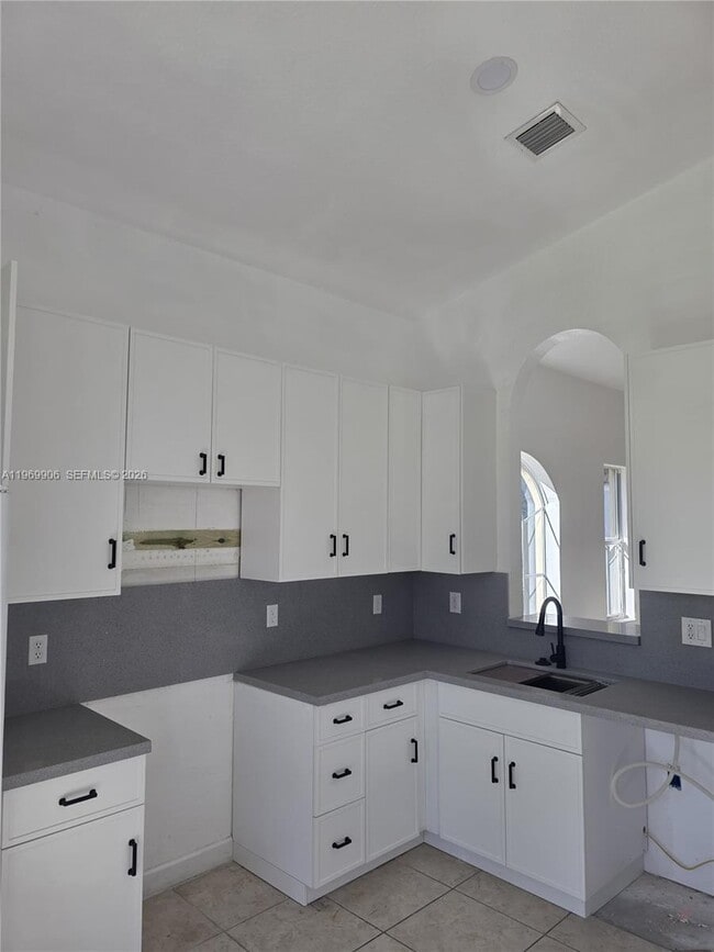 Building Photo - 3930 NE 12th Dr