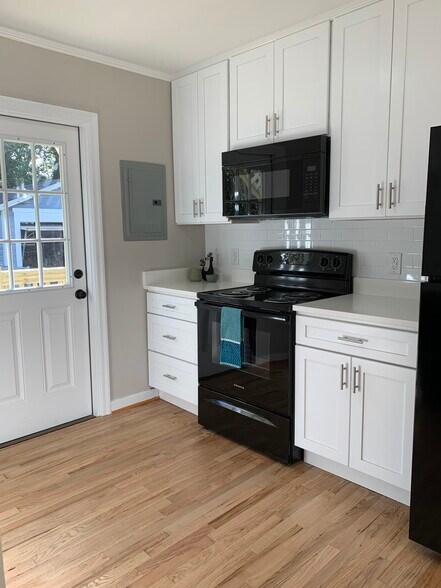 Building Photo - 111 Ellinor St