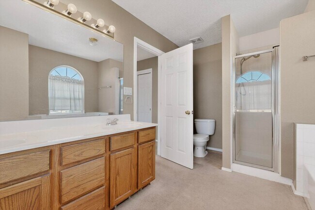 Building Photo - West Side 2/story 3 Bedroom 2.5 Bath 1605/sf 2/CG