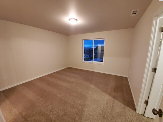 Building Photo - West Pasco Townhouse