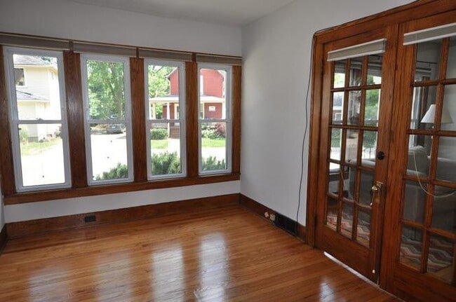 Building Photo - 921 Sylvan Ave