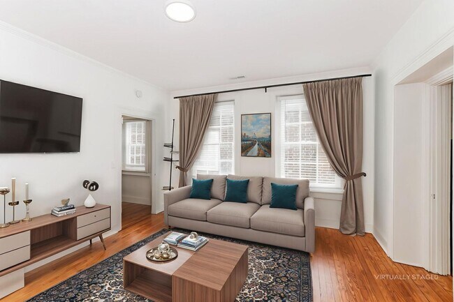 Building Photo - 2 bed/1 bath on King St. Live in the Heart...