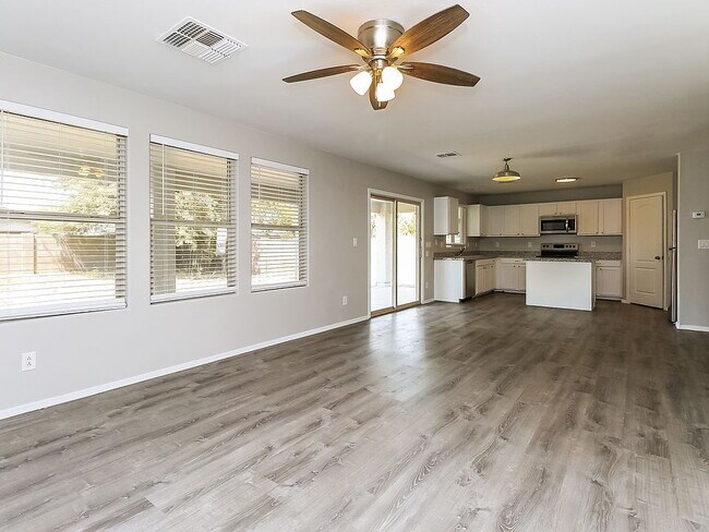 Building Photo - Move in ready 4 bedroom home