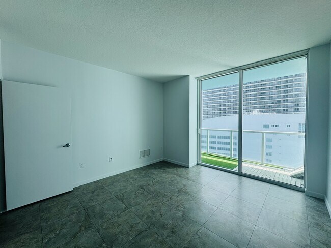 Building Photo - 1900 N Bayshore Dr