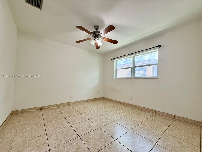 Building Photo - 206 SE 9th Ct
