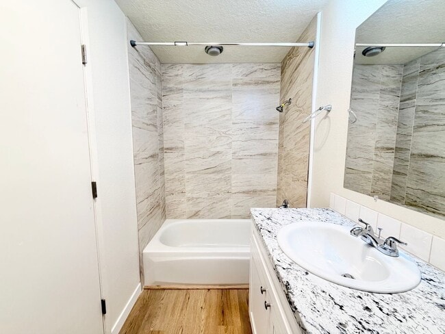 Building Photo - Lake Oswego 2 Bedroom Condo with $500 Move-In Incentive – Utilities Included!
