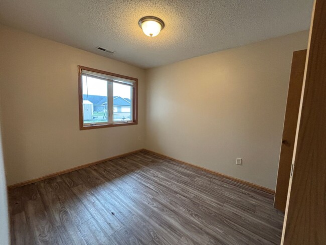 Building Photo - ALL NEW INTERIOR - 2 Bedroom Town Home