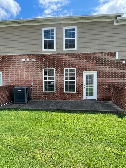Building Photo - 1605 Villa Cir