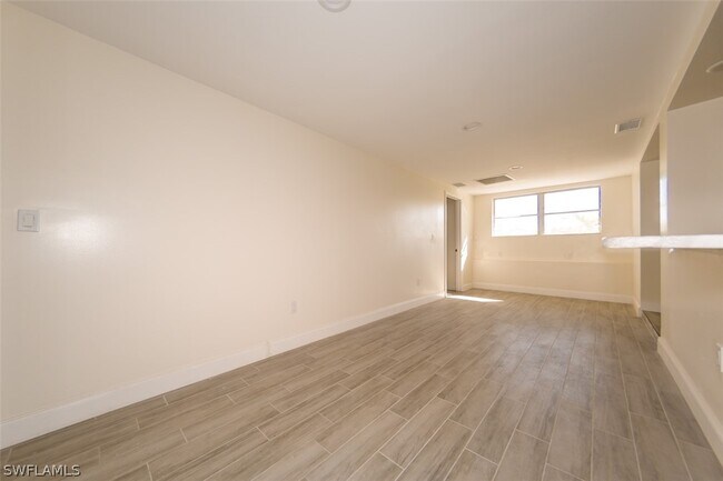 Building Photo - 4330 Deleon St