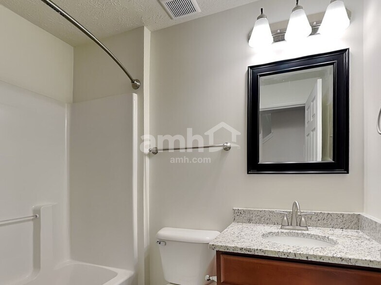 Building Photo - 156 Haverstraw Pl