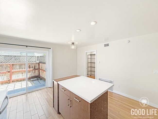 Building Photo - Modern 3BD/1.5BA Townhome in Tierrasanta with Kitchen Island, Private Yard, Pool & Tennis Court