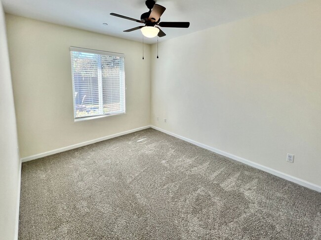 Building Photo - $2395 and a Move in bonus $500  Kings Cany...