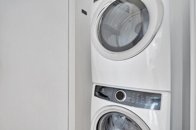 Building Photo - 18975 Collins Ave