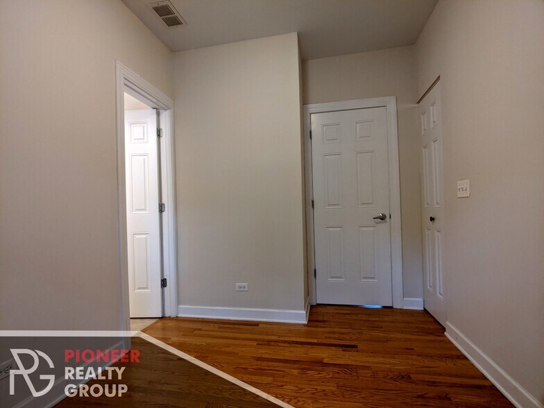 Building Photo - 3240 N Clifton Ave