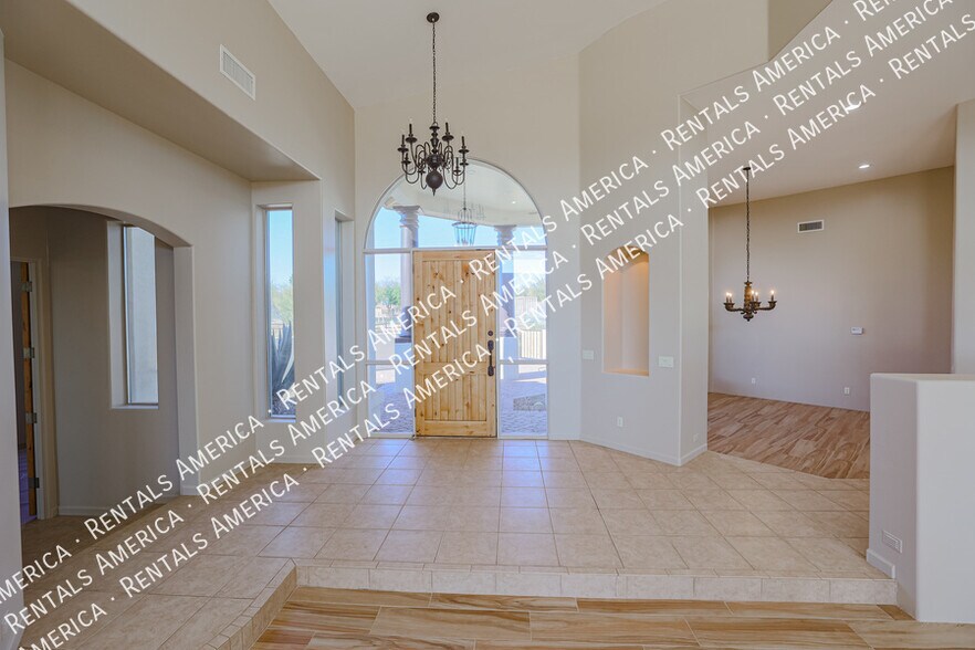 Building Photo - 14731 E Dixileta Dr