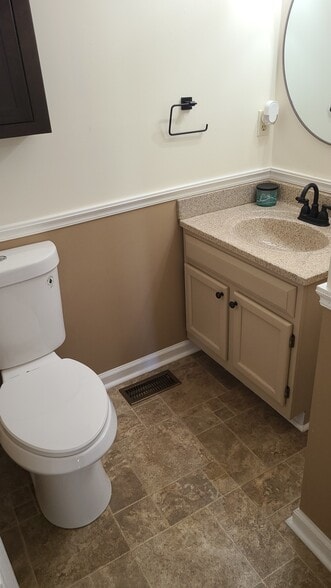 Half bath - 1526 Old Oak Ln