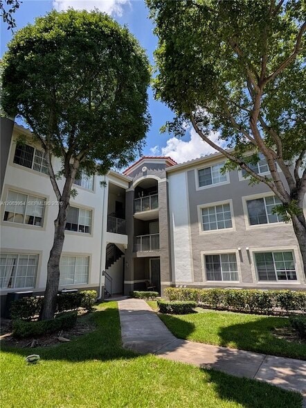 Building Photo - 6831 SW 44th St