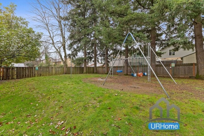 Building Photo - Welcome home to Fernhill Townhomes in Southeast Portland!