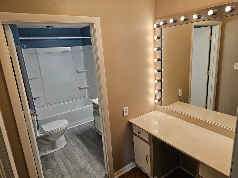 Building Photo - 1927 Lone Oak Rd