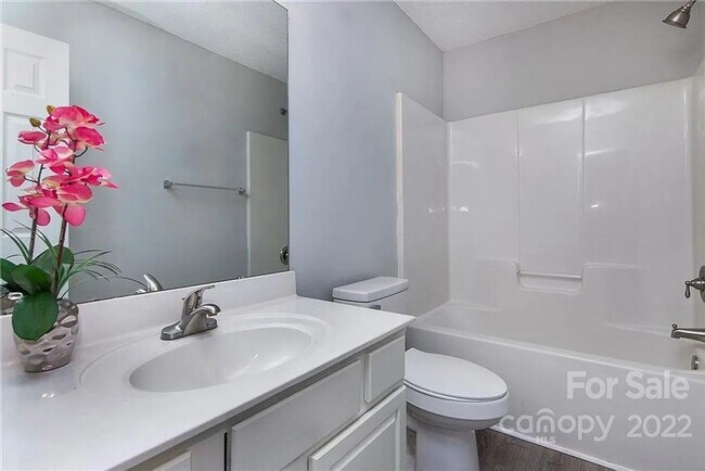 Building Photo - Charming 2BR Townhome in Charlotte