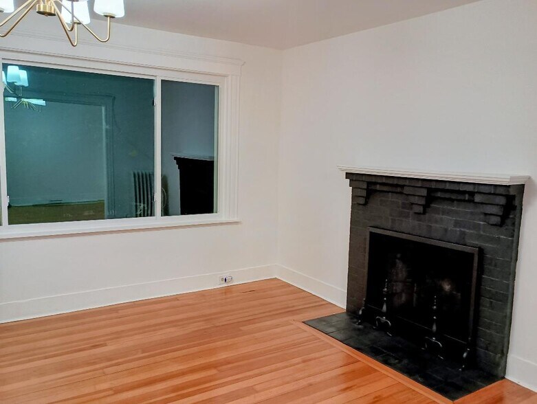 Building Photo - 836 Belmont St