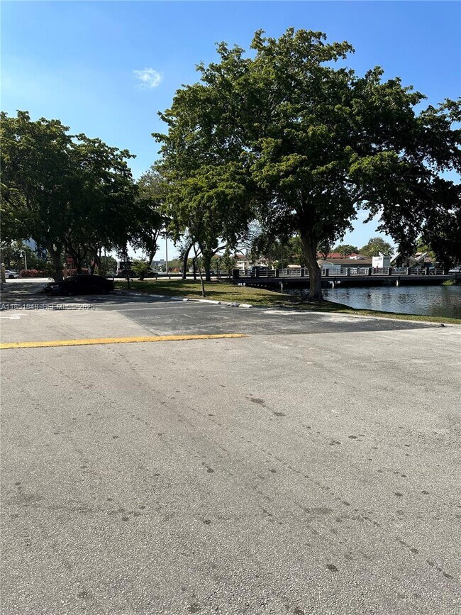 Building Photo - 16465 NE 22nd Ave