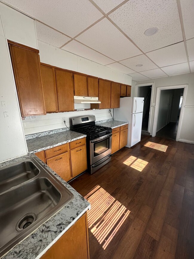 Building Photo - 3bd 1 bath with fenced in yard!