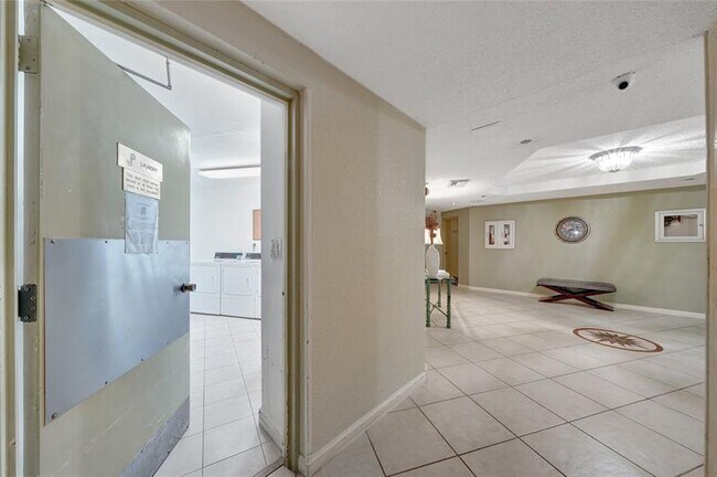 Building Photo - 1100 St Charles Pl