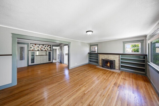 Building Photo - Classic Anaheim Living with Prime Location