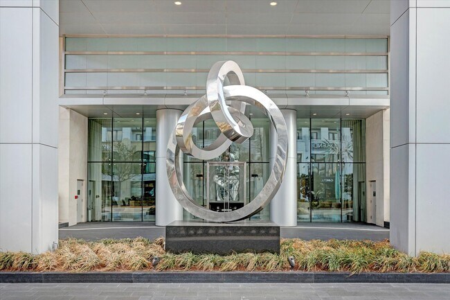 Building Photo - 2727 Kirby Dr