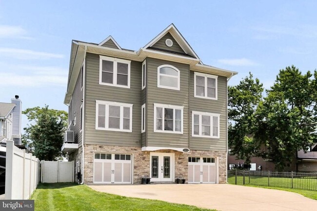 Building Photo - 2260 Lake Dr