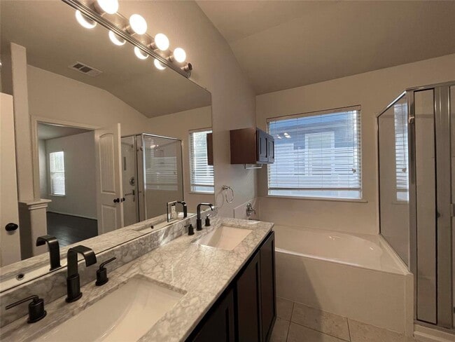 Building Photo - 807 Alamo Plaza Dr