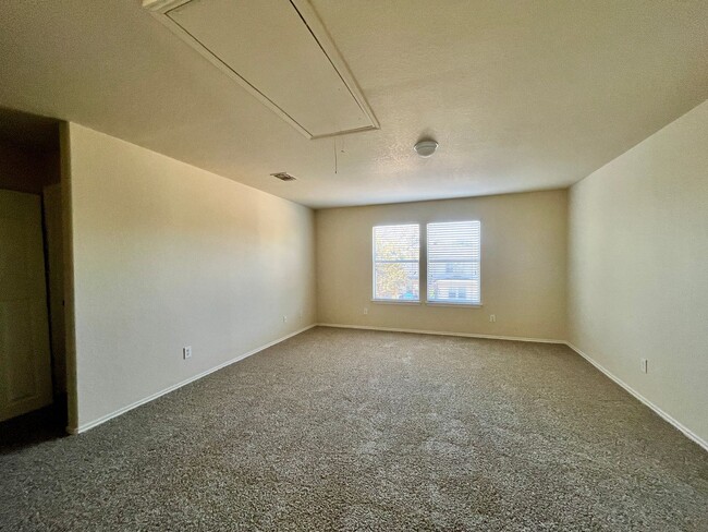 Building Photo - **Freshly Painted~ Easy access to 1604 and...