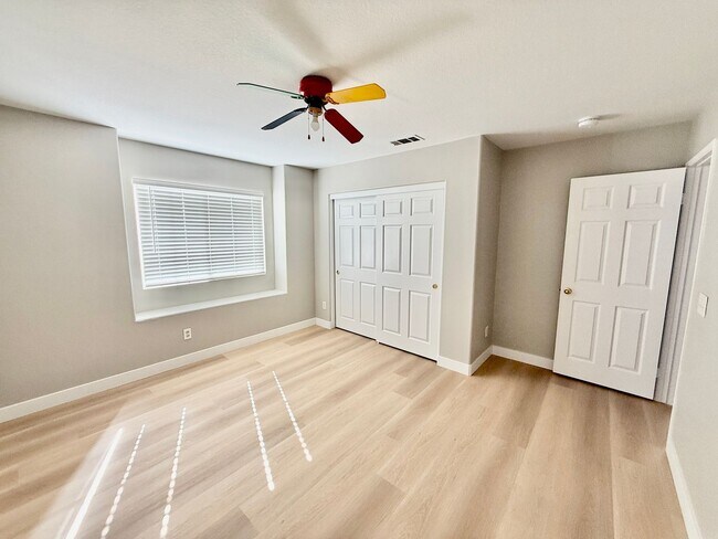 Building Photo - Nice 2 Story Family Home